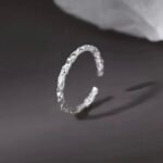 Elegant Silver-Tone Ring for Women – Minimalist Fashion Statement Jewelry - 图片 2