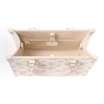 Louis Vuitton OnTheGo PM Dreamy Purple Tote Bag – Embossed Leather Monogram Shoulder & Crossbody Bag - 图片 3
